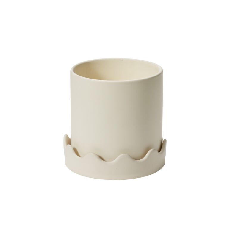 Pissaro White Wavy Planter with Drainage and Tray in 6 inch Diameter