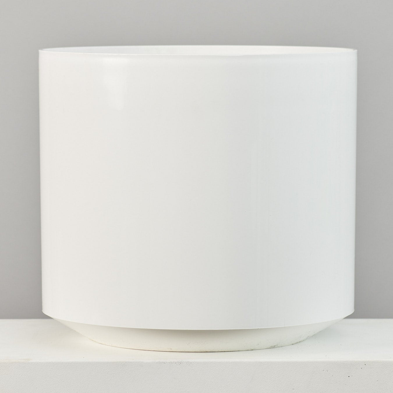 Atlas Plastic Planter in 20 inch | 18 inch Nursery Pot — empty planter, studio photo — planter for sale by Promise Supply for delivery and pickup in Toronto.